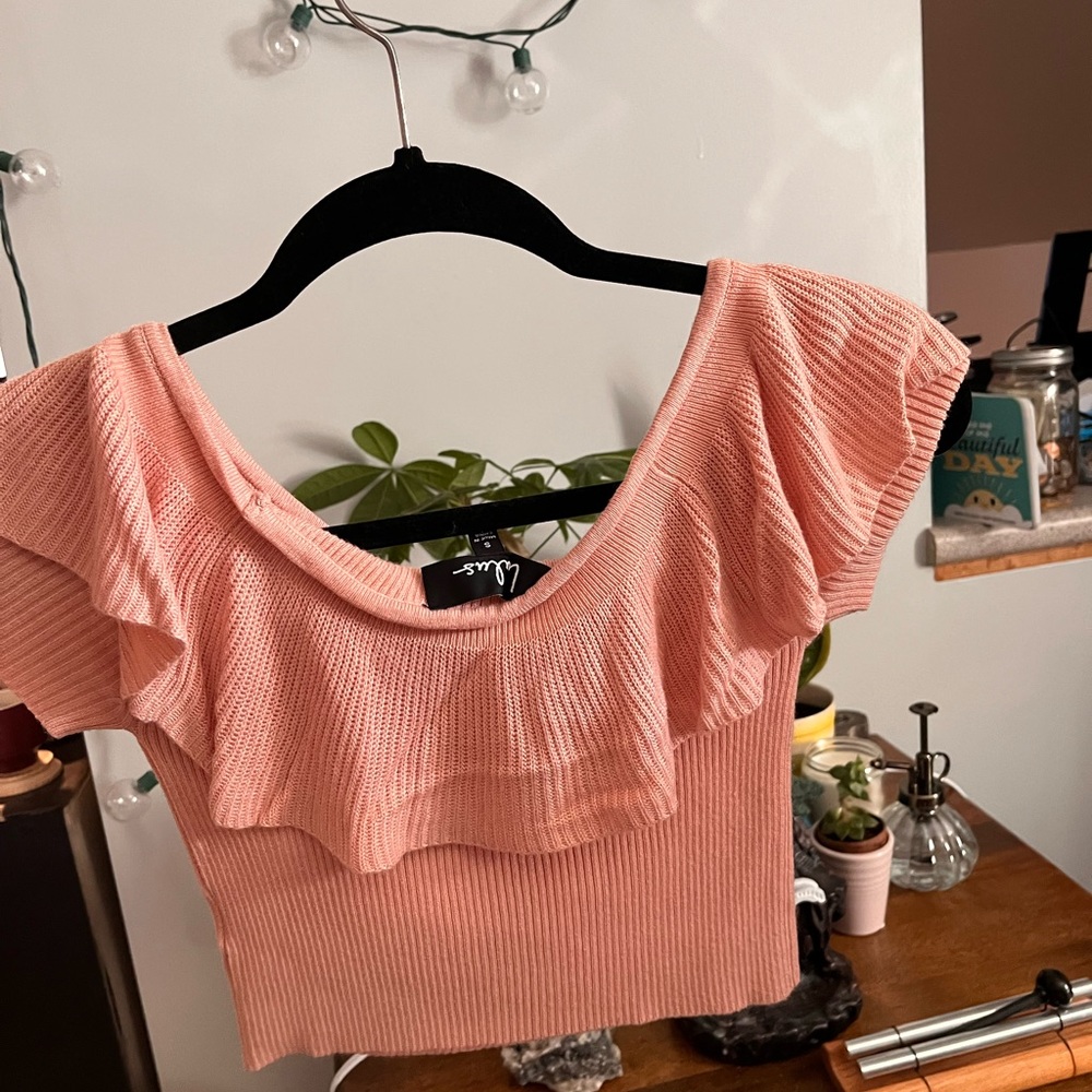 Lulu’s crop-top, knit, over the shoulder. Size small